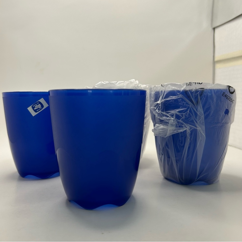 New vintage Tupperware set of 4 blue cups